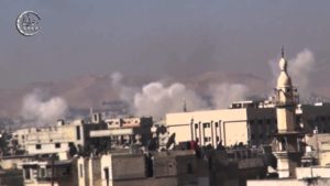 تصاعد الدخان لحظة القصف براجمات الصواريخ على بلدة عين ترما في “ريف دمشق” 12-11-2015