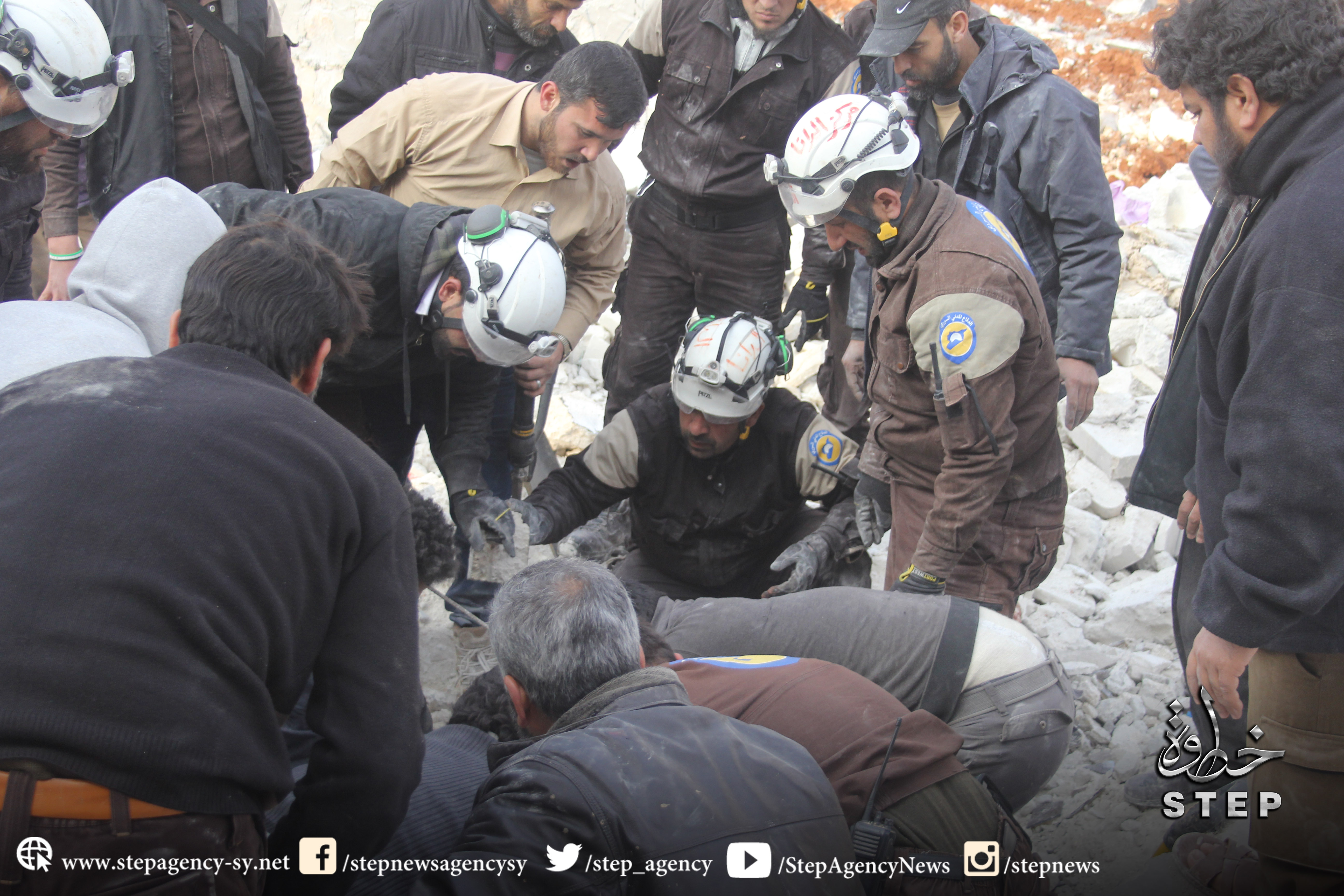 فرق الدفاع المدني في ريف حلب الغربي تقوم بانتشال الضحايا جراء الغارات الجوية التي استهدفت مدينة الاتارب.