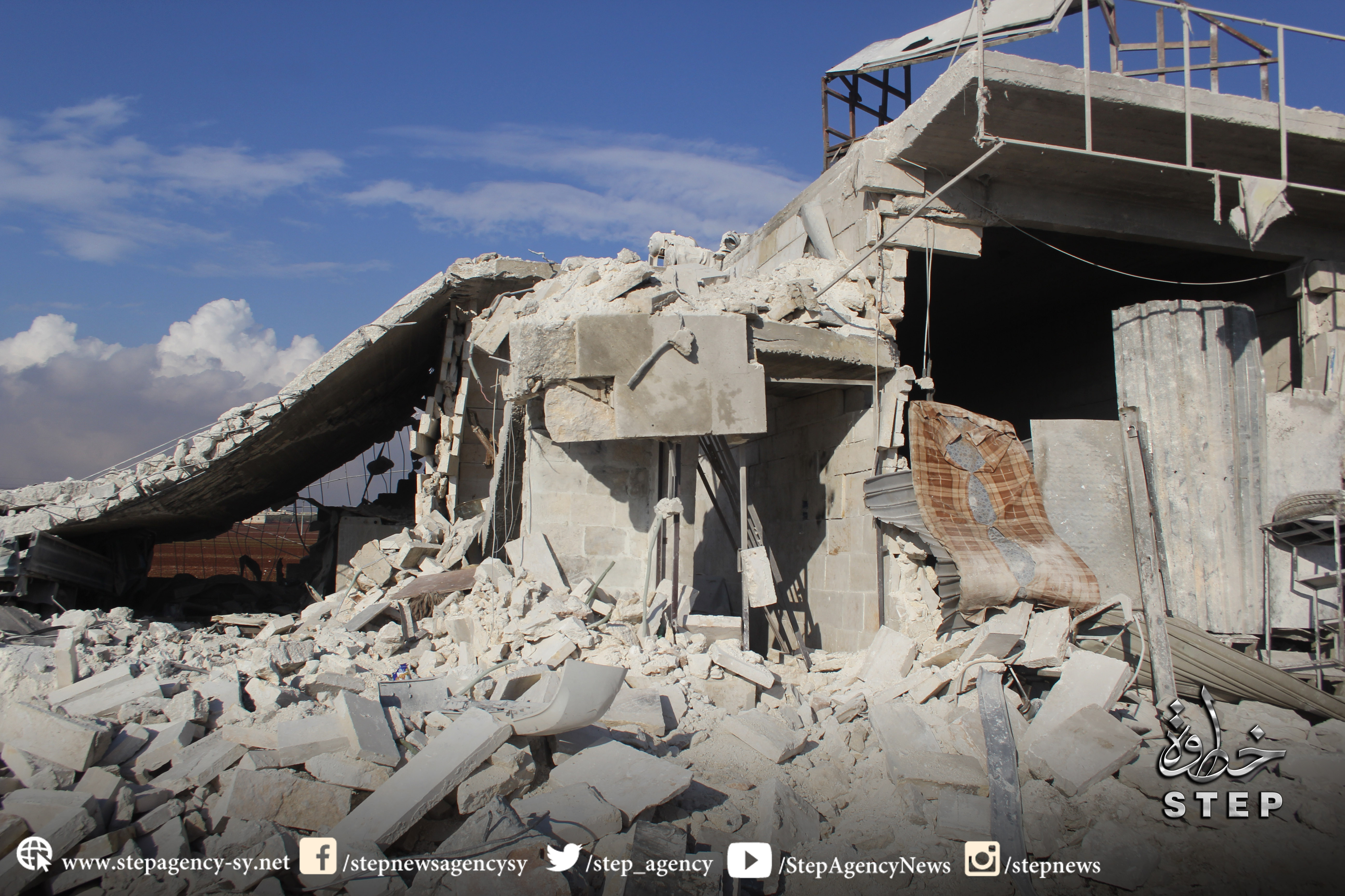  الدمار الذي حل بمنازل المدنيين في مدينة الاتارب بريف حلب جراء غارة جوية 