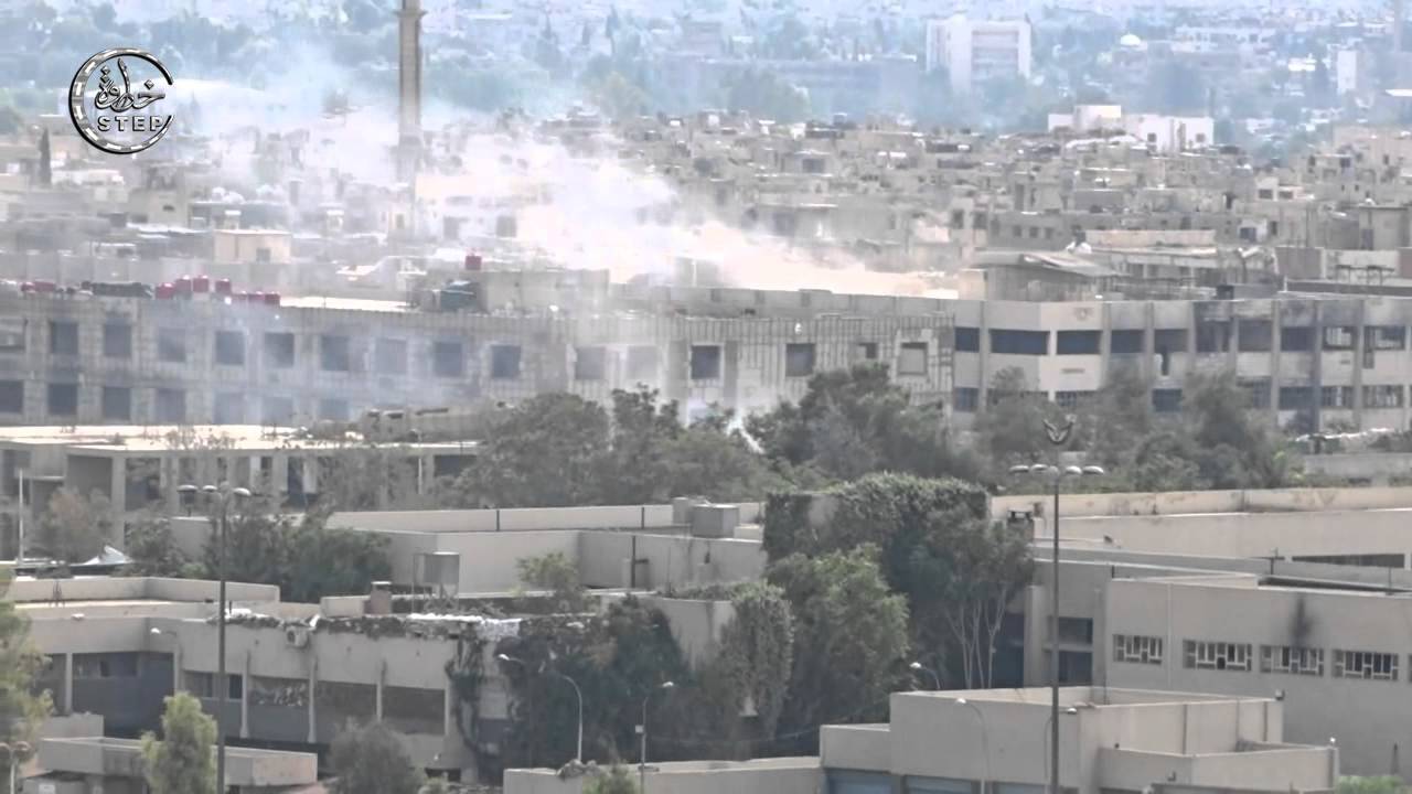 الدخان المتصاعد لحظة القصف على حي جوبر في “دمشق” 8-10-2015