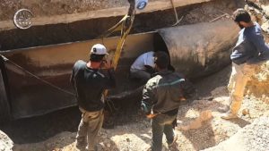 ‫ورشات الصيانة تصلح خط مياه بردى الذي انفجر بسبب التصدعات جراء قصف سابق 17-10-2015