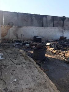 صور تُظهر آثار الدمار والحرائق في نقطة المراقبة التركية في قرية شير مغار غربي حماة بعد استهدافها من قبل قوات النظام بالقذائف يوم أمس.