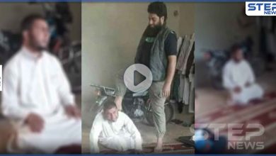 مقاتل سابق بتحرير الشام يدوس رأس إمام مسجد بمنزله.. تفاصيل الحادثة التي هزّت إدلب (فيديو)