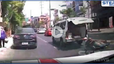بالفيديو|| مريض يسقط من داخل سيارة إسعاف وسط شارع مزدحم.. وهذا ما حدث له