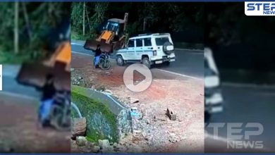 بالفيديو|| رجل هندي ينجو بأعجوبة قبل ثواني من صدمه بجرافة ضخمة على طريق عام