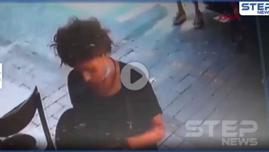 حادثة تُشعل الإعلام التركي.. امرأة تتبول وسط الشارع في إزمير وهي تبتسم (فيديو)