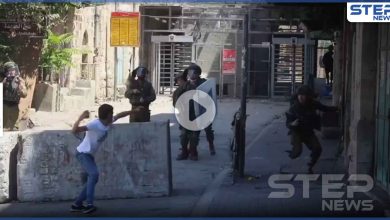 بالفيديو|| شاب فلسطيني يهاجم بالحجر وحده 8 جنود إسرائيليين مسلحين في الخليل