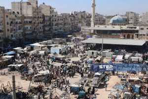 مشاهد من ازدحام سوق الأربعاء بمدينة إدلب رغم ارتفاع معدلات إصابات فيروس كورونا بالمحافظة
