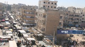 مشاهد من ازدحام سوق الأربعاء بمدينة إدلب رغم ارتفاع معدلات إصابات فيروس كورونا بالمحافظة