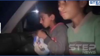 بالفيديو|| 5 ليرات يتقاسمها طفلين سوريين يومياً لأجل تأمين ثمن ربطة خبز