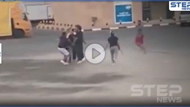 بالفيديو|| مشاجرة بالسيوف في الكويت بمنطقة خالية.. ودهس بالسيارات