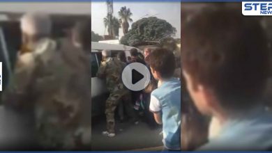 بالفيديو|| مقاتلان بقوات النظام السوري يعتديان بالضرب على مريض وسط حافلة بدمشق وزوجته تستغيث