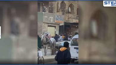 بالفيديو|| بسبب الفراغ بحياته.. رجل يلقي الأموال من شرفة منزله في مصر والشرطة تفرّق المارّة
