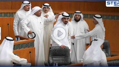 بالفيديو || عَراك بالأيدي بين نواب مجلس الأمة الكويتي واحتجاجات في محيط المجلس