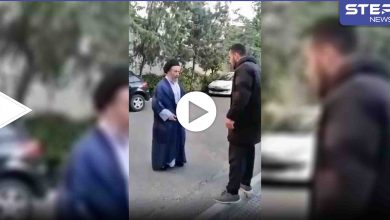 بالفيديو|| دمرتم مستقبلنا.. شاب يصفع رجل دين شيعي على وجهه وسط الطريق في إيران