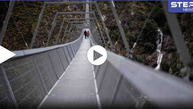 شاهد بالفيديو|| مشهد أغرب من الخيال.. أطول جسر معلق مخصص للمشاة في العالم تدشنه هذه الدولة بين الجبال