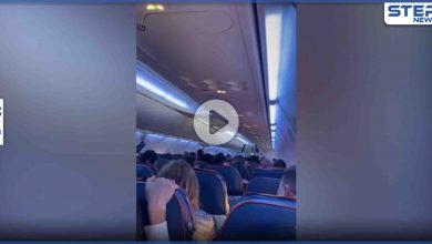بالفيديو|| تعطل محرك طائرة في كبد السماء.. وعدسة الكاميرا ترصد حالة المسافرين فيها