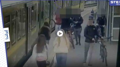بالفيديو|| شبان يهاجمون عدة فتيات ويرمون إحداهن على سكة القطار بــ إيرلندا ويبصقون على الأخريات