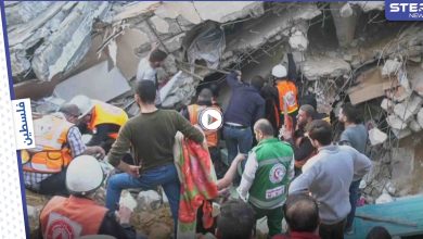 شاهد بالفيديو: لحظة إخراج رجل كبير بالسن على قيد الحياة كان تحت الأنقاض في حي الرمال بغزة