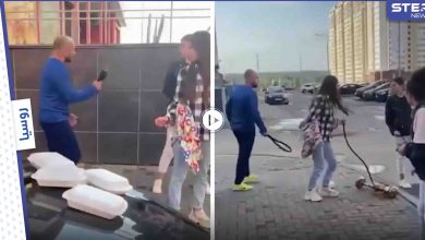 بالفيديو|| شاب غاضب يهاجم 3 فتيات يجلسنّ وسط الطريق لــ شرب النرجيلة ويشبعهنّ ضرباً بحزامه