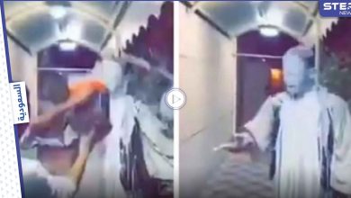 بالفيديو|| مشهور يسكب الطلاء على وجه عامل سوداني بطريقة بشعة برفقة صديقه تثير غضب السعوديين