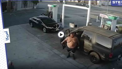 بالفيديو|| رجل إفريقي ضخم يضرب امرأة ويسحلها من شعرها في لوس أنجلوس دون سابق إنذار