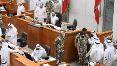 اشتباك بين النواب في مجلس الأمة الكويتي بعد إقرار الميزانية (صور)