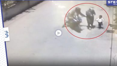 بالفيديو|| سائق دراجة نارية تركي يضايق امرأة ويجرها خلفه وسط الطريق والناس يهرعون لمساعدتها