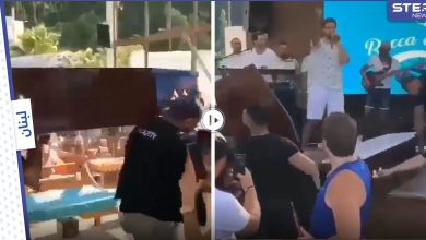 بالفيديو|| فنان لبناني بمشهد غير لائق يخرج من تابوت الموتى ويبدأ حفله الغنائي مثيراً الغضب