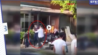 بالفيديو|| بسبب الهاتف.. شاب يهين والدته ويضربها وسط الشارع في إسطنبول وردة فعل المارة