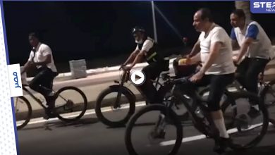 بالفيديو|| السيسي يتجول فجراً على دراجة هوائية ويمازح مجنداً من حراسه