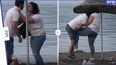 بالفيديو|| بالصفعات والركلات امرأة تهين رجلاً وتبرحه ضرباً على شاطئ مارماريس شاهد ردة فعله