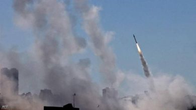 بالفيديو || صواريخ تستهدف مستوطنة إسرائيلية قرب الحدود مع لبنان وإسرائيل ترد