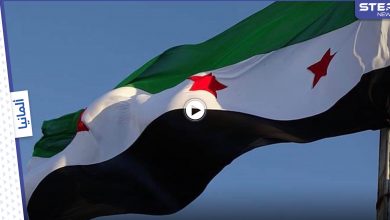 بالفيديو|| مشجع يرفع علم الثورة السورية في مباراة برشلونة وشتوتغارت