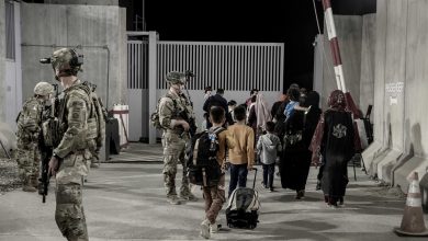 طالبان تُسيطر على 3 مداخل لمطار كابل بعد انسحاب أمريكي منها