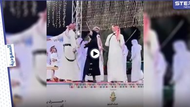 بالفيديو|| لحظة طرد فتاة اقتحمت مسرحاً في الباحة السعودية لأداء رقصة العرضة الشعبية مع الرجال