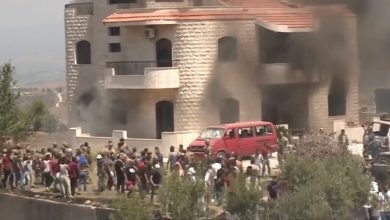 توتر في عكار.. محتجون يضرمون النار بمنزل صاحب الأرض التي انفجر فيها خزان الوقود (فيديو)