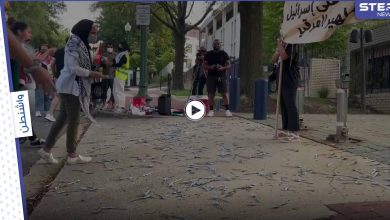 بالفيديو|| تضامناً مع أسرى نفق الحرية ناشطون يرشقون السفارة الإسرائيلية في واشنطن بمئات المعالق