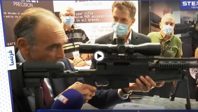 بالفيديو|| المرشح المثير للجدل لـ رئاسة فرنسا يوجه سلاحاً نحو الصحفيين في قاعة مكتظة بالحضور