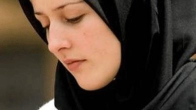 بالفيديو|| رجال يجبرون فتاة مسلمة على أمر ينافي معتقداتها وصورة لـ "القرآن الكريم" تشعل الاحتجاجات بعاصمة غربية (صور)