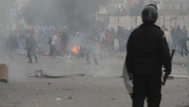 بسبب النفايات.. احتجاجات غاضبة في تونس وإحراق مركز شرطة في صفاقس (فيديو)