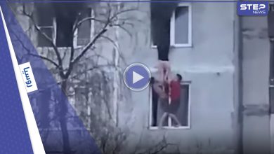 بالفيديو|| حسناء روسية يحاصرها حريق ضخم في منزلها وشابان يخرجانها من النافذة