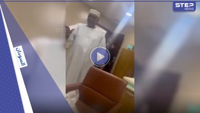فيديو لـ البشير وهو يتجول داخل مستشفى بكامل صحته يثير غضب السودانيين