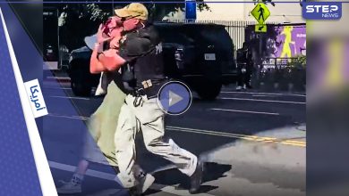 فيديو || الشرطة الأمريكية تضرب امرأة اقتربت من موكب بايدن.. والأخير يتعثّر مجدداً