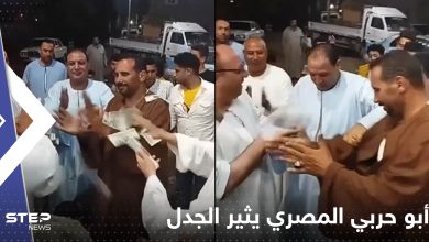 "أبو حربي".. رجل مصري يشعل السوشيال ميديا بالأموال التي ألقيت عليه (فيديو)
