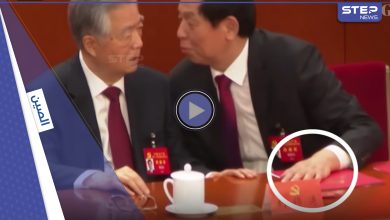 نزاع على ملف أحمر.. مشاهد جديدة تكشف ما حدث قبل طرد الرئيس الصيني السابق بدقائق