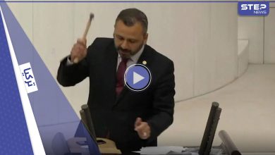 بالفيديو|| نائب تركي يحطم هاتفه بمطرقة داخل البرلمان