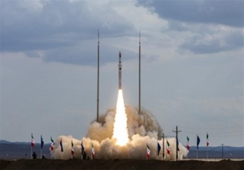 شاهد|| إيران تطلق صاروخ "قائم 100" الحامل للأقمار الاصطناعية
