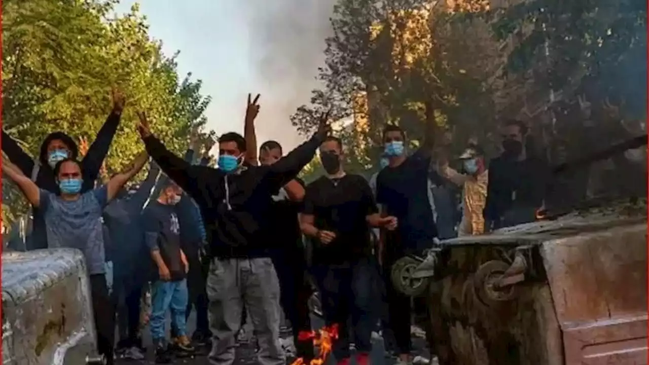 بالفيديو|| محتجون إيرانيون يلقون قنابل حارقة على منزل الخميني القديم