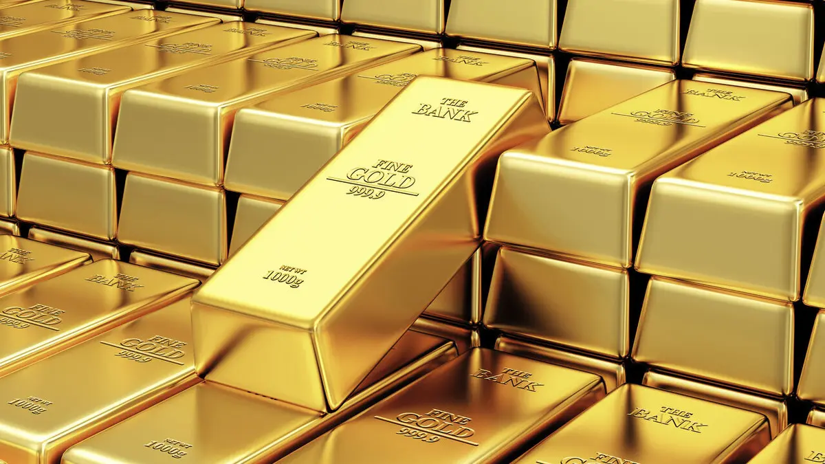 الذهب يحلق عالياً والدولار يتهوى.. وخبراء يكشفون السر وراء ارتفاع أسعار المعدن الأصفر